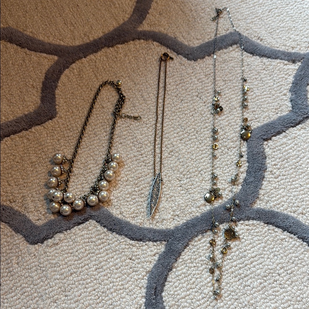 White and Gold Beaded Necklace with Elegant Design